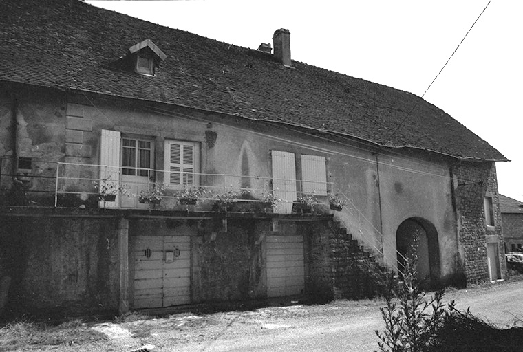 Ferme cadastrée 1951 A3 272, 275 situées le long du chemin départemental n° 208 du Pin à Lons-le-Saunier : façade antérieure. © F. Pernin / Région Bourgogne-Franche-Comté, Inventaire du patrimoine - 1974