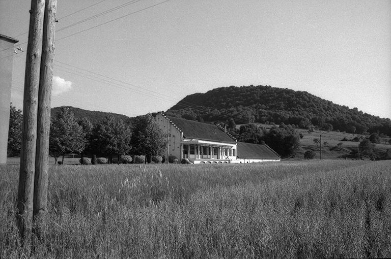 Coopérative vinicole située le long du chemin départemental n° 70 de Lons-le-Saunier à Voiteur : vue d'ensemble. © F. Pernin / Région Bourgogne-Franche-Comté, Inventaire du patrimoine - 1974