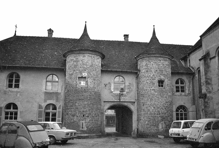Portail d'entrée vu depuis la cour. © Guy Forestier / Région Bourgogne-Franche-Comté, Inventaire du patrimoine - 1974
