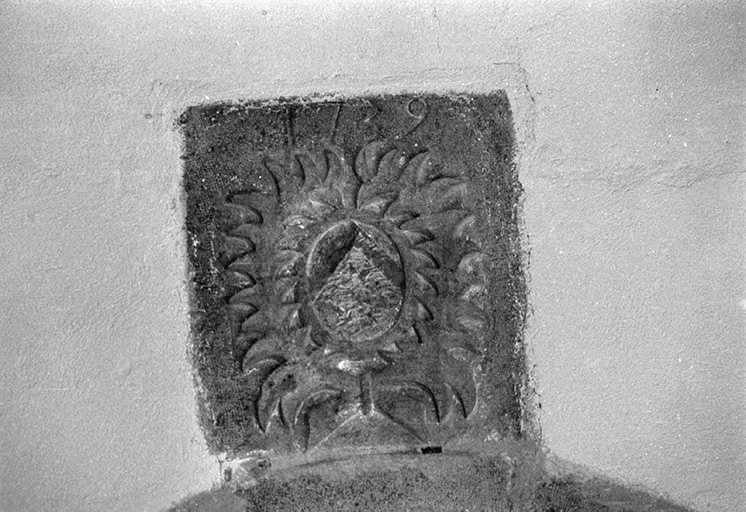 Vue de face du bas-relief inséré dans le mur goutterot de la première travée de la nef © Guy Forestier / Région Bourgogne-Franche-Comté, Inventaire du patrimoine - 1974