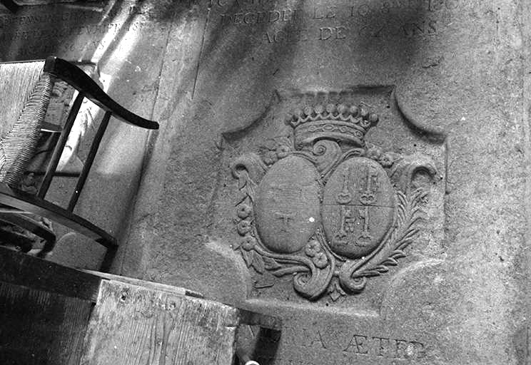 Dalle funéraire de madame de Grivelue : partie inférieure. © Guy Forestier / Région Bourgogne-Franche-Comté, Inventaire du patrimoine - 1974