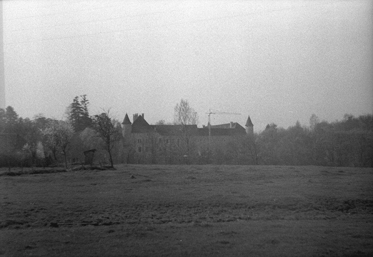 Vue du château depuis l'est. © Guy Forestier / Région Bourgogne-Franche-Comté, Inventaire du patrimoine - 1974