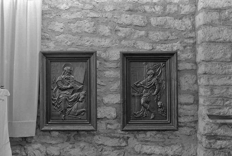 Bas-relief représentant saint Luc et saint Marc, XVIIIe siècle : vue de face © Guy Forestier / Région Bourgogne-Franche-Comté, Inventaire du patrimoine - 1974