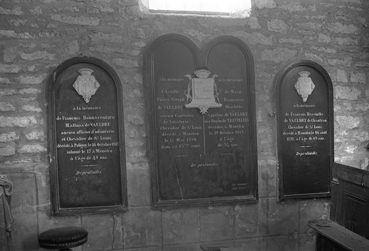 2 plaques commémoratives en marbre noir et blanc, XIXe siècle : vue de face © Guy Forestier / Région Bourgogne-Franche-Comté, Inventaire du patrimoine - 1974