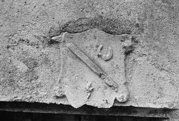 Linteau de fenêtre : vue du blason © Guy Forestier / Région Bourgogne-Franche-Comté, Inventaire du patrimoine - 1974