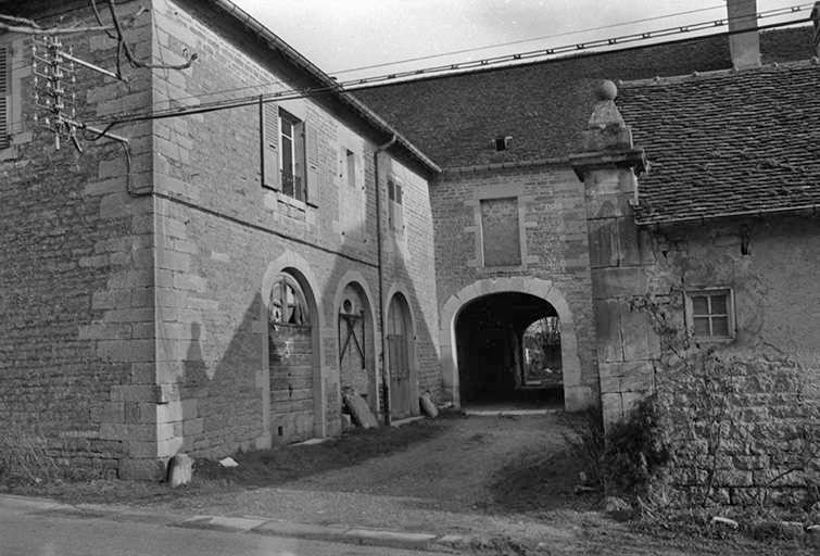 Relais de poste, 1699 : vue du porche d'entrée depuis la rue. © Guy Forestier / Région Bourgogne-Franche-Comté, Inventaire du patrimoine - 1974