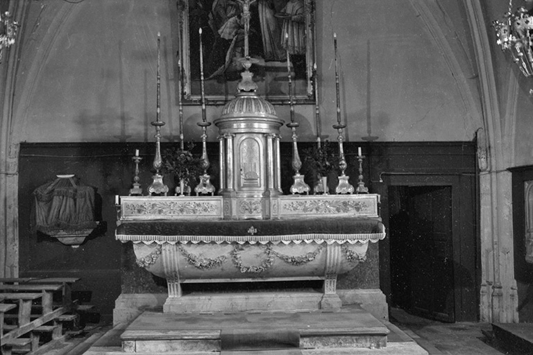 Ensemble du maître-autel, bois peint, décors dorés, vers 1800 : vue de face. © Guy Forestier / Région Bourgogne-Franche-Comté, Inventaire du patrimoine - 1974