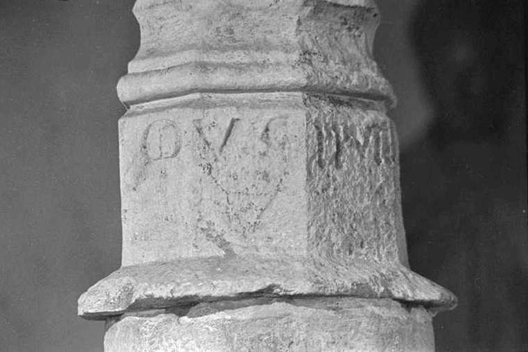 Croix et Vierge à l'Enfant (au dos du Christ en croix), calcaire, 1528 : vue du socle. © Guy Forestier / Région Bourgogne-Franche-Comté, Inventaire du patrimoine - 1974