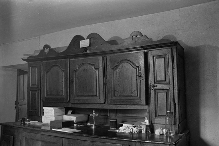 Meuble de sacristie, bois, XIXe siècle : partie supérieure. © Guy Forestier / Région Bourgogne-Franche-Comté, Inventaire du patrimoine - 1974