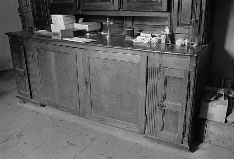 Meuble de sacristie, bois, XIXe siècle : partie inférieure. © Guy Forestier / Région Bourgogne-Franche-Comté, Inventaire du patrimoine - 1974