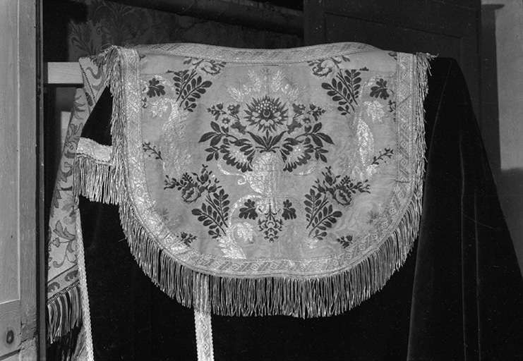 Chaperon, tissu broché, XVIIIe siècle : vue de face et du décor de fleurs et de feuilles. © Guy Forestier / Région Bourgogne-Franche-Comté, Inventaire du patrimoine - 1974