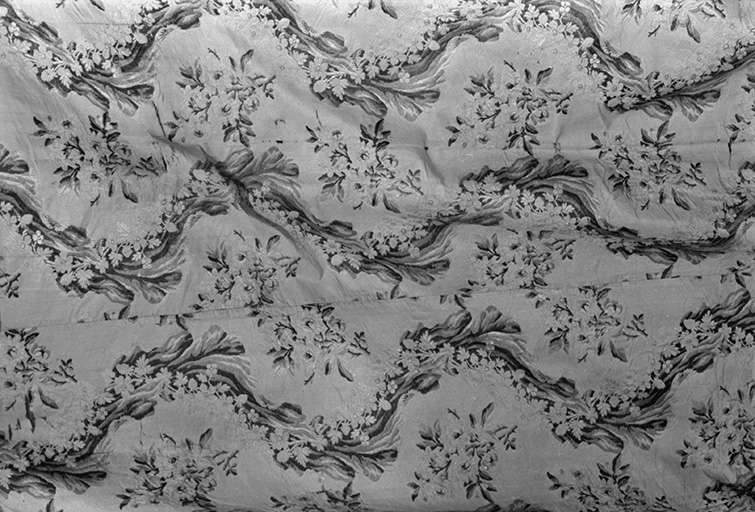 Chape, tissu broché, XVIIIe siècle : vue du décor de fleurs et de rinceaux de feuillages. © Guy Forestier / Région Bourgogne-Franche-Comté, Inventaire du patrimoine - 1974
