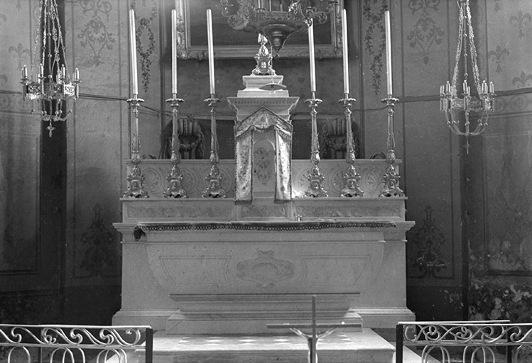 Maître-autel en pierre et marbre, 19ème siècle : vue d'ensemble. © Guy Forestier / Région Bourgogne-Franche-Comté, Inventaire du patrimoine - 1974