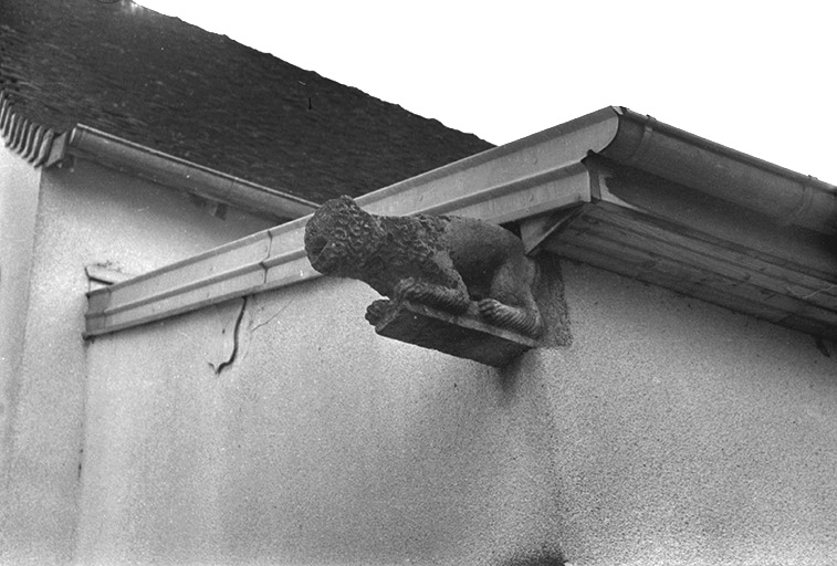 Gargouille en remploi sur le mur extérieur de la sacristie. © Guy Forestier / Région Bourgogne-Franche-Comté, Inventaire du patrimoine - 1974