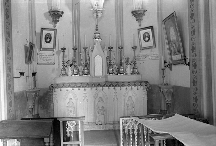 Maître-autel du XIXe siècle en calcaire : vue de face. © Guy Forestier / Région Bourgogne-Franche-Comté, Inventaire du patrimoine - 1974
