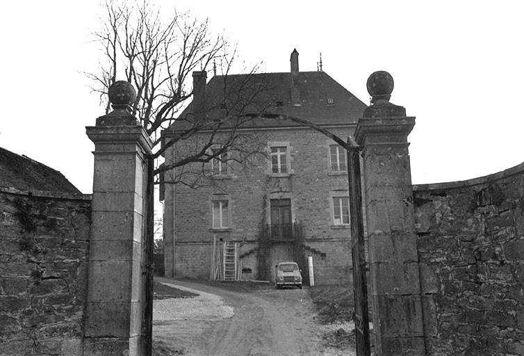 Demeure, XIXe siècle : vue du portail et de la façade © Guy Forestier / Région Bourgogne-Franche-Comté, Inventaire du patrimoine - 1974
