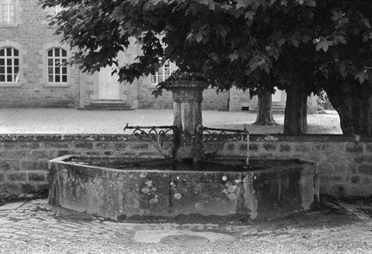 Fontaine en pierre, XIXe siècle : vue d'ensemble © Guy Forestier / Région Bourgogne-Franche-Comté, Inventaire du patrimoine - 1974