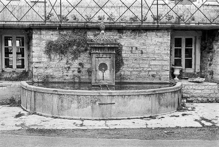 Fontaine publique du milieu du 19e siècle. © Guy Forestier / Région Bourgogne-Franche-Comté, Inventaire du patrimoine - 1974