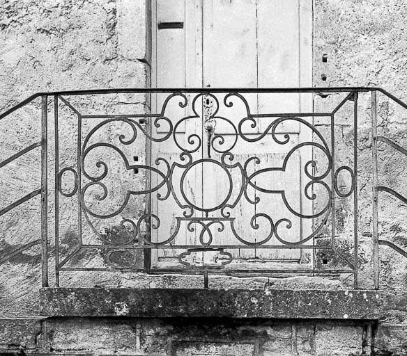 Maison située rue de la Roche, avec escalier à double volée: détail de la rampe en fer forgé. © Guy Forestier / Région Bourgogne-Franche-Comté, Inventaire du patrimoine - 1974