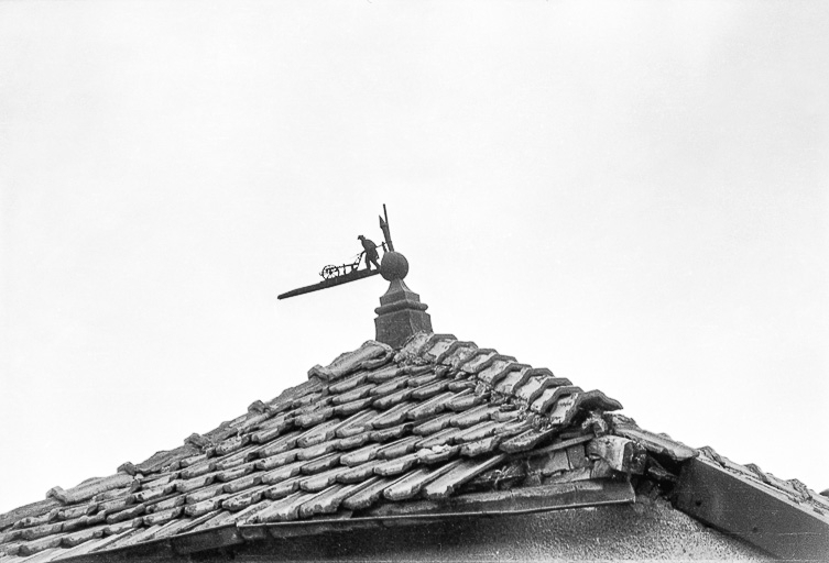Girouette sur un toit, représentant un laboureur et sa charrue. © Guy Forestier / Région Bourgogne-Franche-Comté, Inventaire du patrimoine - 1974