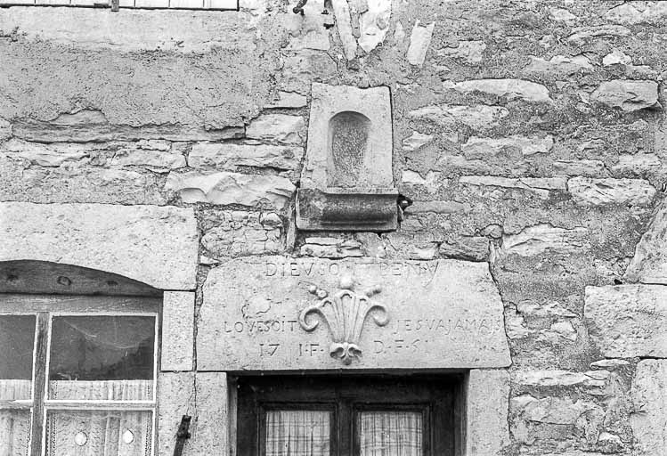 Maison située rue de la Roche : détail du linteau de porte avec inscription : 1751 © Guy Forestier / Région Bourgogne-Franche-Comté, Inventaire du patrimoine - 1974