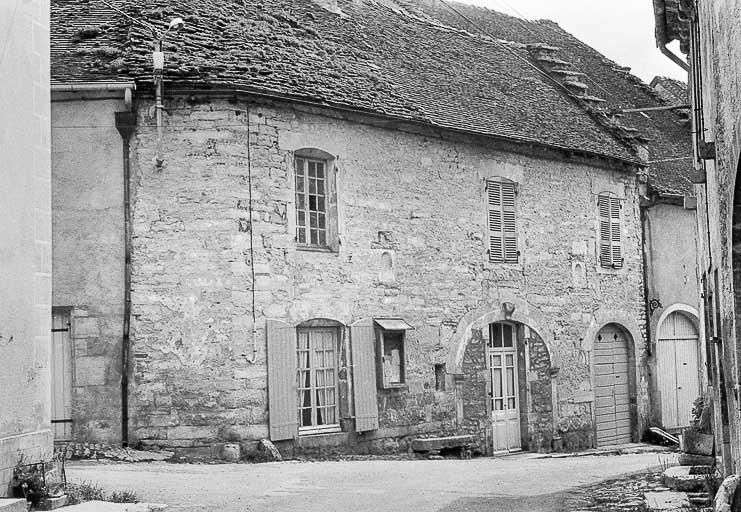 Maison à deux niveaux située rue de l'Eglise. © Guy Forestier / Région Bourgogne-Franche-Comté, Inventaire du patrimoine - 1974