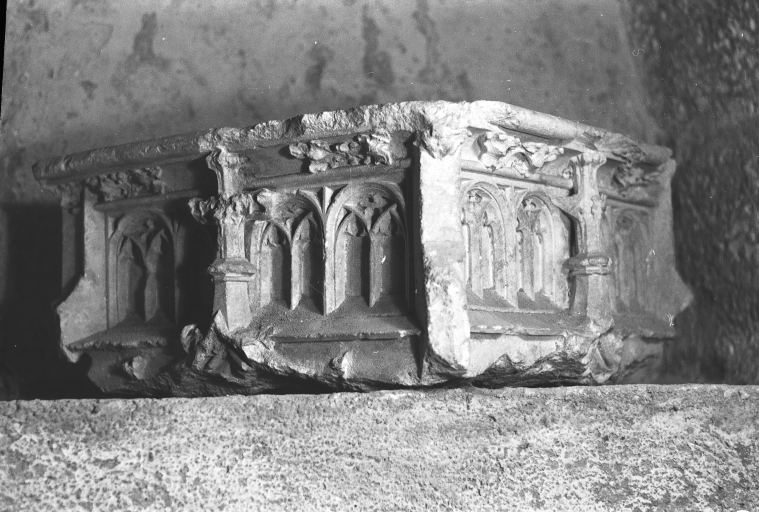 Vue d'une face triangulaire. © Guy Forestier / Région Bourgogne-Franche-Comté, Inventaire du patrimoine - 1974