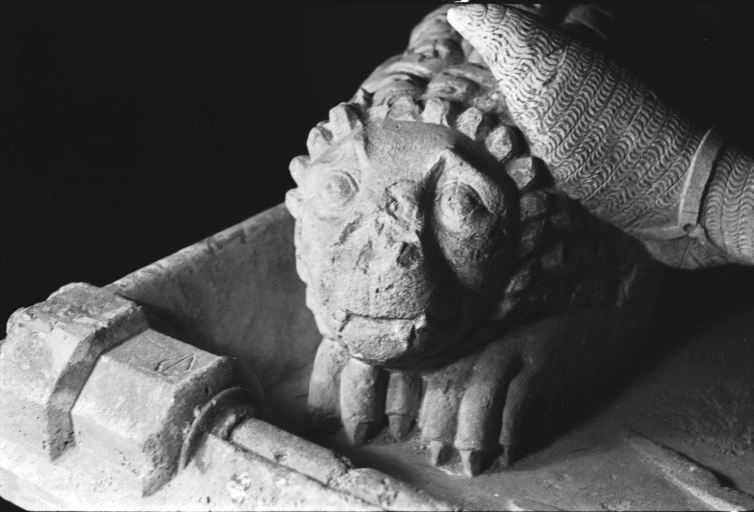 Détail : lion aux pieds du gisant. © Guy Forestier / Région Bourgogne-Franche-Comté, Inventaire du patrimoine - 1974