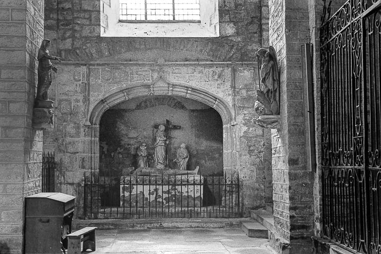 Groupe scultpé dans son enfeu. © Guy Forestier / Région Bourgogne-Franche-Comté, Inventaire du patrimoine - 1974