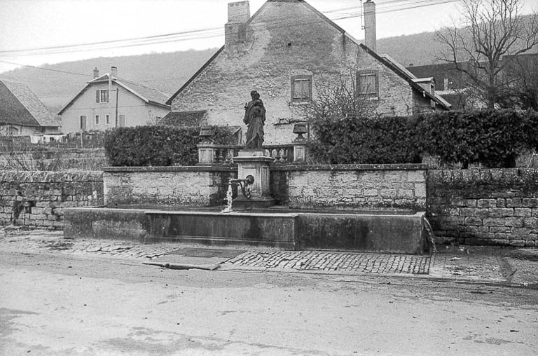 Fontaine publique, calcaire, 1895 : vue de face. © Guy Forestier / Région Bourgogne-Franche-Comté, Inventaire du patrimoine - 1974