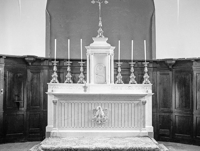 Maître-autel en marbre, XIXe siècle : vue de face. © Guy Forestier / Région Bourgogne-Franche-Comté, Inventaire du patrimoine - 1974