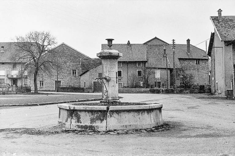 Fontaine en calcaire, XIXe siècle : vue d'ensemble © Guy Forestier / Région Bourgogne-Franche-Comté, Inventaire du patrimoine - 1974