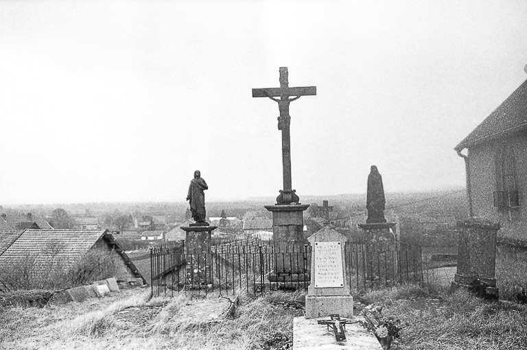 Calvaire du cimetière situé autour de l'église. © Guy Forestier / Région Bourgogne-Franche-Comté, Inventaire du patrimoine - 1974