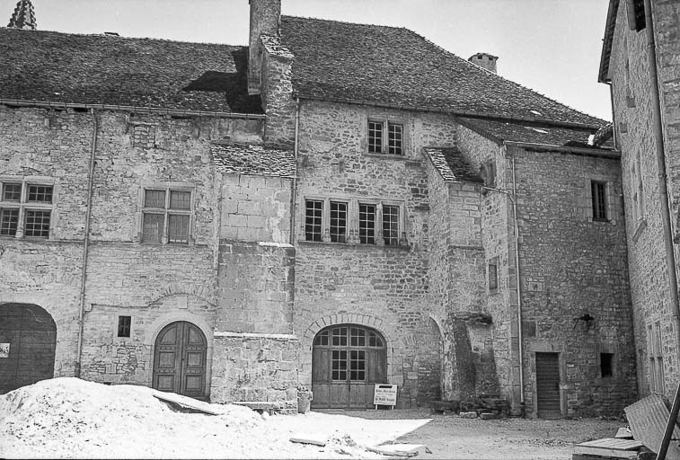 Logis abbatial : façade sur la grande cour, partie droite © Guy Forestier / Région Bourgogne-Franche-Comté, Inventaire du patrimoine - 1974