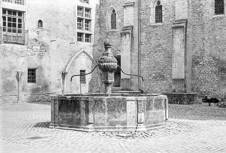 Fontaine de la cour du cloître de l'abbaye. © Guy Forestier / Région Bourgogne-Franche-Comté, Inventaire du patrimoine - 1974