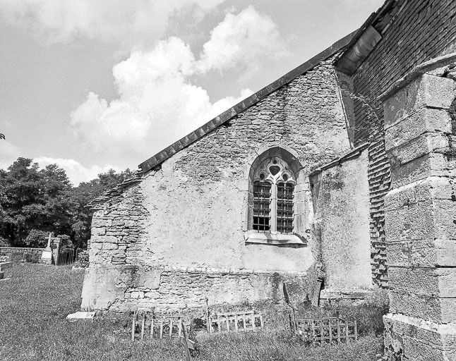 Façade latérale droite : mur postérieur de la sacristie. © Yves Sancey / Région Bourgogne-Franche-Comté, Inventaire du patrimoine - 1974