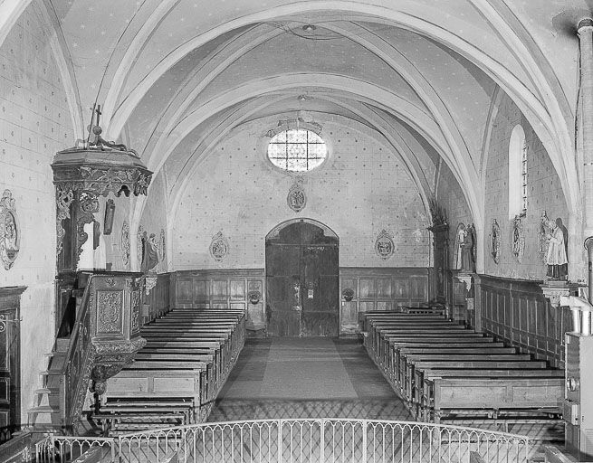 Intérieur : nef vue depuis le choeur. © Yves Sancey / Région Bourgogne-Franche-Comté, Inventaire du patrimoine - 1974