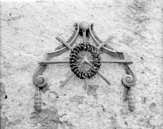 Couronnement de retable en forme de fronton. © Yves Sancey / Région Bourgogne-Franche-Comté, Inventaire du patrimoine - 1975