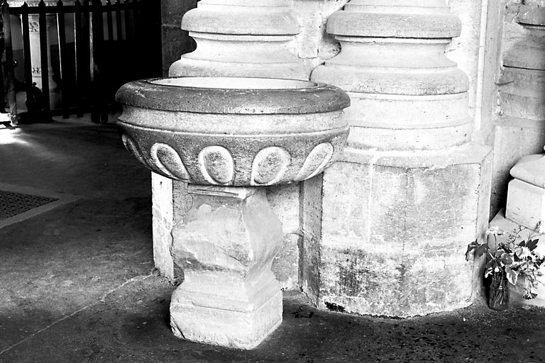 Vue du bénitier gauche. © Yves Sancey / Région Bourgogne-Franche-Comté, Inventaire du patrimoine - 1975