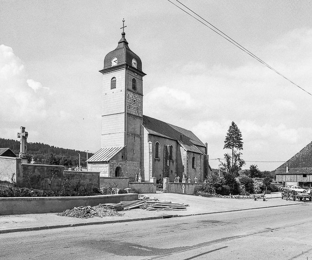 Extérieur : faces sud et ouest. © Yves Sancey / Région Bourgogne-Franche-Comté, Inventaire du patrimoine - 1975