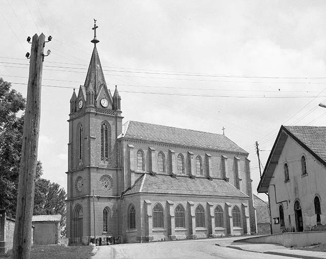 Tour-clocher et façade latérale sud. © Yves Sancey / Région Bourgogne-Franche-Comté, Inventaire du patrimoine - 1975