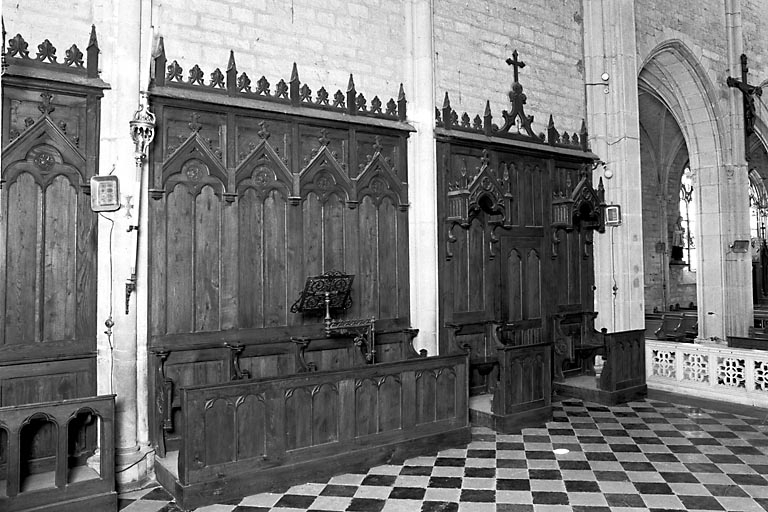 Vue d'ensemble des stalles et des lambris du mur sud du choeur. © Yves Sancey / Région Bourgogne-Franche-Comté, Inventaire du patrimoine - 1975