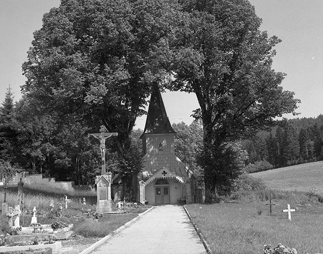 Façade antérieure et cimetière. © Yves Sancey / Région Bourgogne-Franche-Comté, Inventaire du patrimoine - 1975