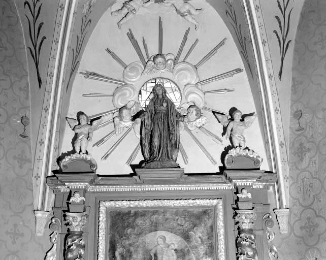 Détail : le couronnement du retable. © Yves Sancey / Région Bourgogne-Franche-Comté, Inventaire du patrimoine - 1975