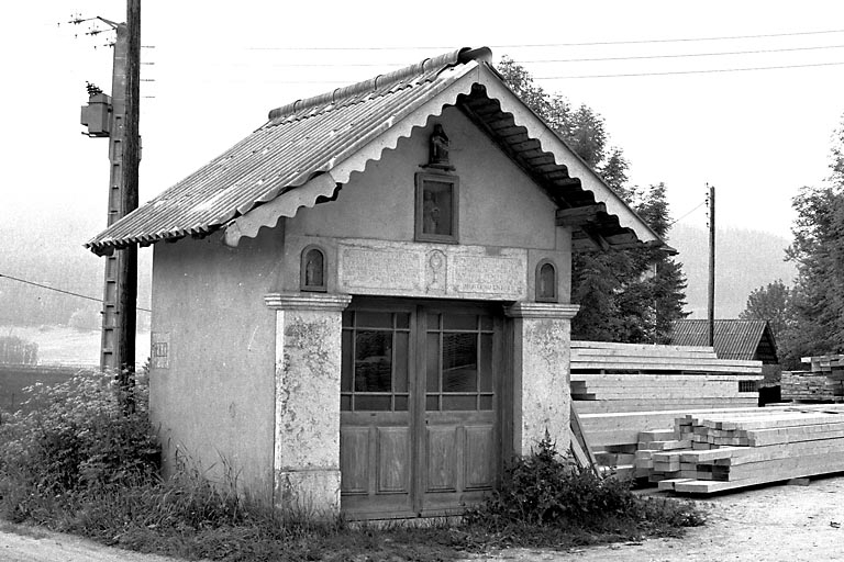 Vue de trois quarts gauche. © Yves Sancey / Région Bourgogne-Franche-Comté, Inventaire du patrimoine - 1975 Vue de trois quarts gauche. © Yves Sancey / Région Bourgogne-Franche-Comté, Inventaire du patrimoine - 1975