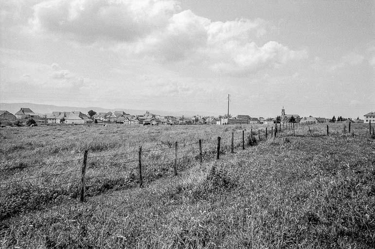 Vue éloignée du village. © Gilbert Poinsot / Région Bourgogne-Franche-Comté, Inventaire du patrimoine - 1975