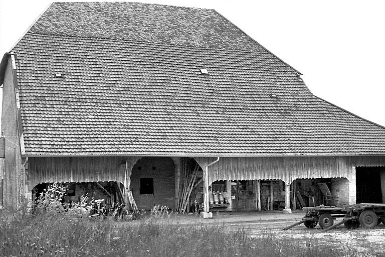 Vue du mur long-pan sur rue. © Gilbert Poinsot / Région Bourgogne-Franche-Comté, Inventaire du patrimoine - 1975