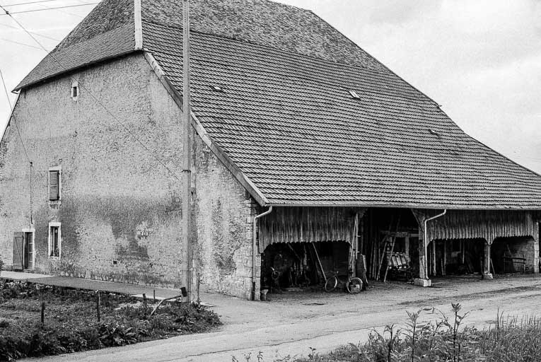 Vue du mur long-pan sur rue et façade latérale droite. © Gilbert Poinsot / Région Bourgogne-Franche-Comté, Inventaire du patrimoine - 1975