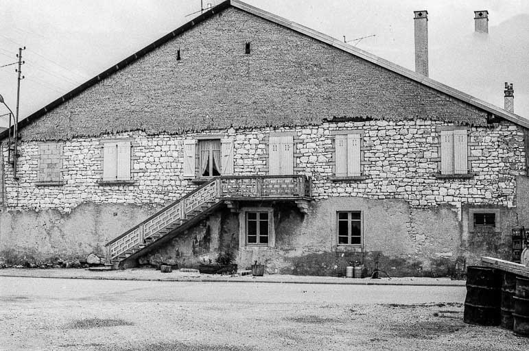Ferme située 1 rue des Contours, datée des 18e et 19e siècles : façade postérieure. © Gilbert Poinsot / Région Bourgogne-Franche-Comté, Inventaire du patrimoine - 1975