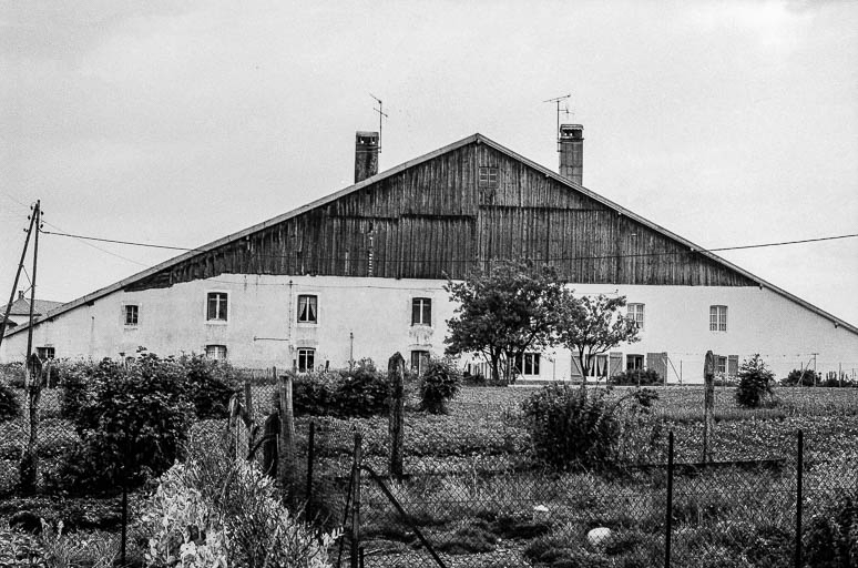 Ferme cadastrée 1975 F1 84-86, datée des 18e et 19e siècles : vue d'ensemble. © Gilbert Poinsot / Région Bourgogne-Franche-Comté, Inventaire du patrimoine - 1975
